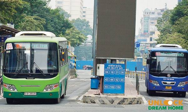 Xung quanh ngã 4 có rất nhiều bến xe bus