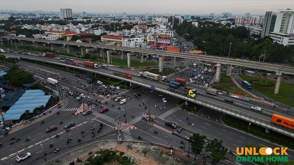 Ngã tư Thủ Đức là điểm giao giữa Võ Văn Ngân và Lê Văn Việt